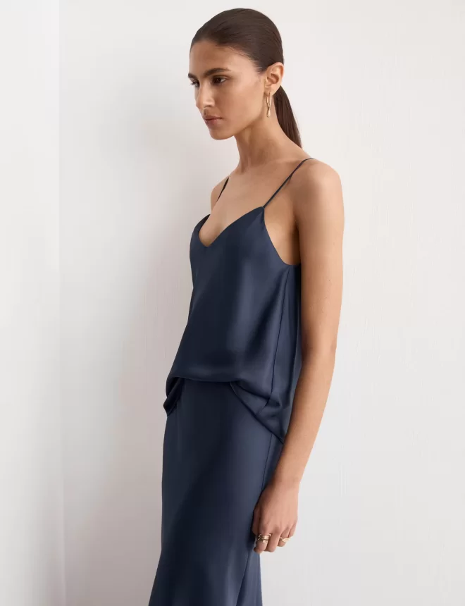 Ատլասե տոպ՝ բարակ բրետելներով