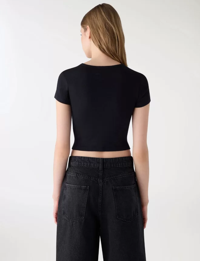 Cropped Graphic T-shirt – Black